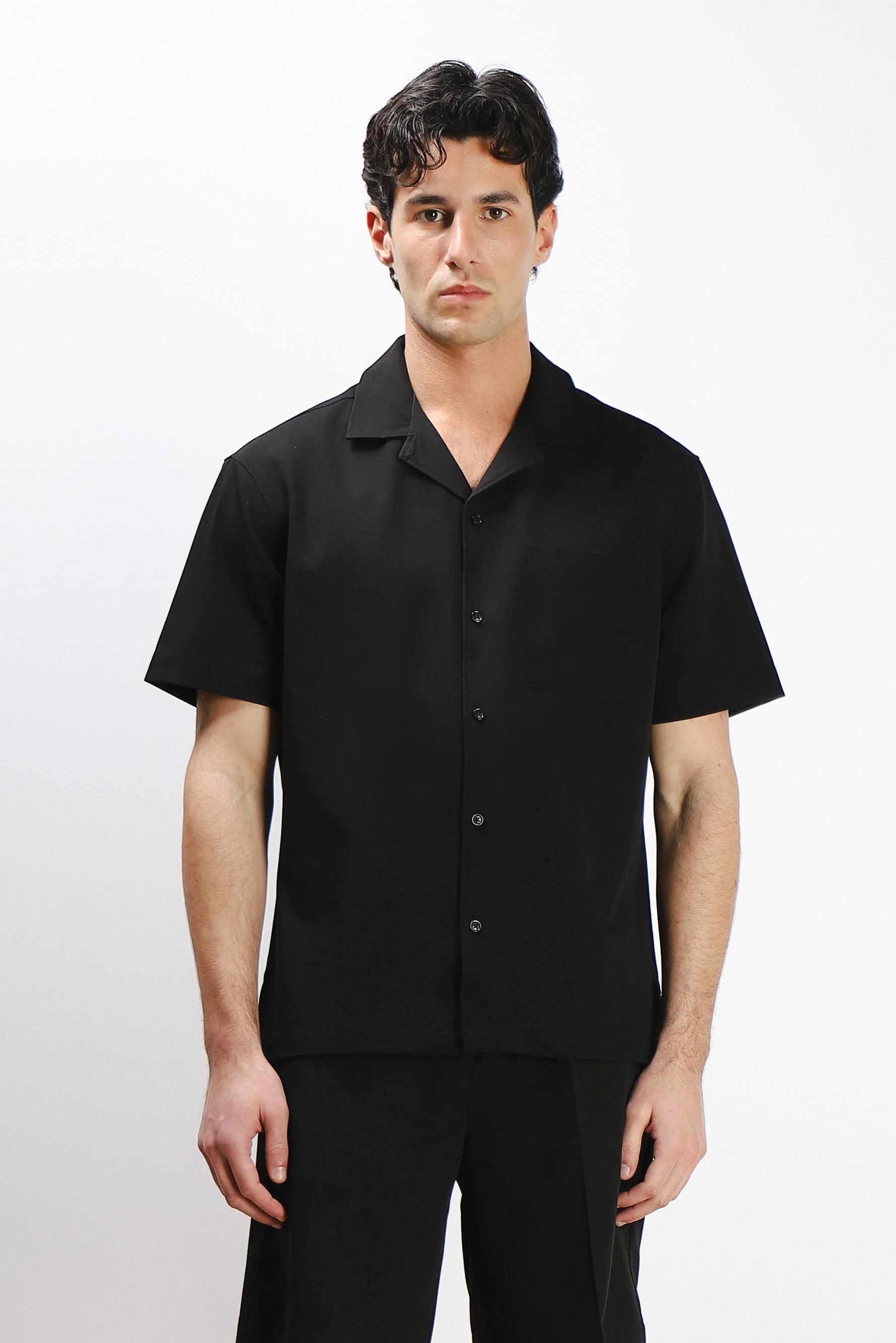 CAMICIA MEZZA MANICA COLLO BOWLING CON TASCHINO NERO