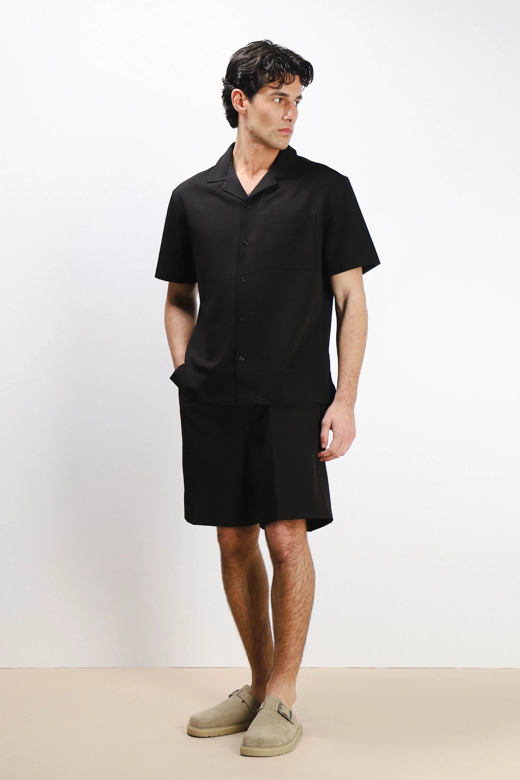CAMICIA MEZZA MANICA COLLO BOWLING CON TASCHINO NERO - Image 2