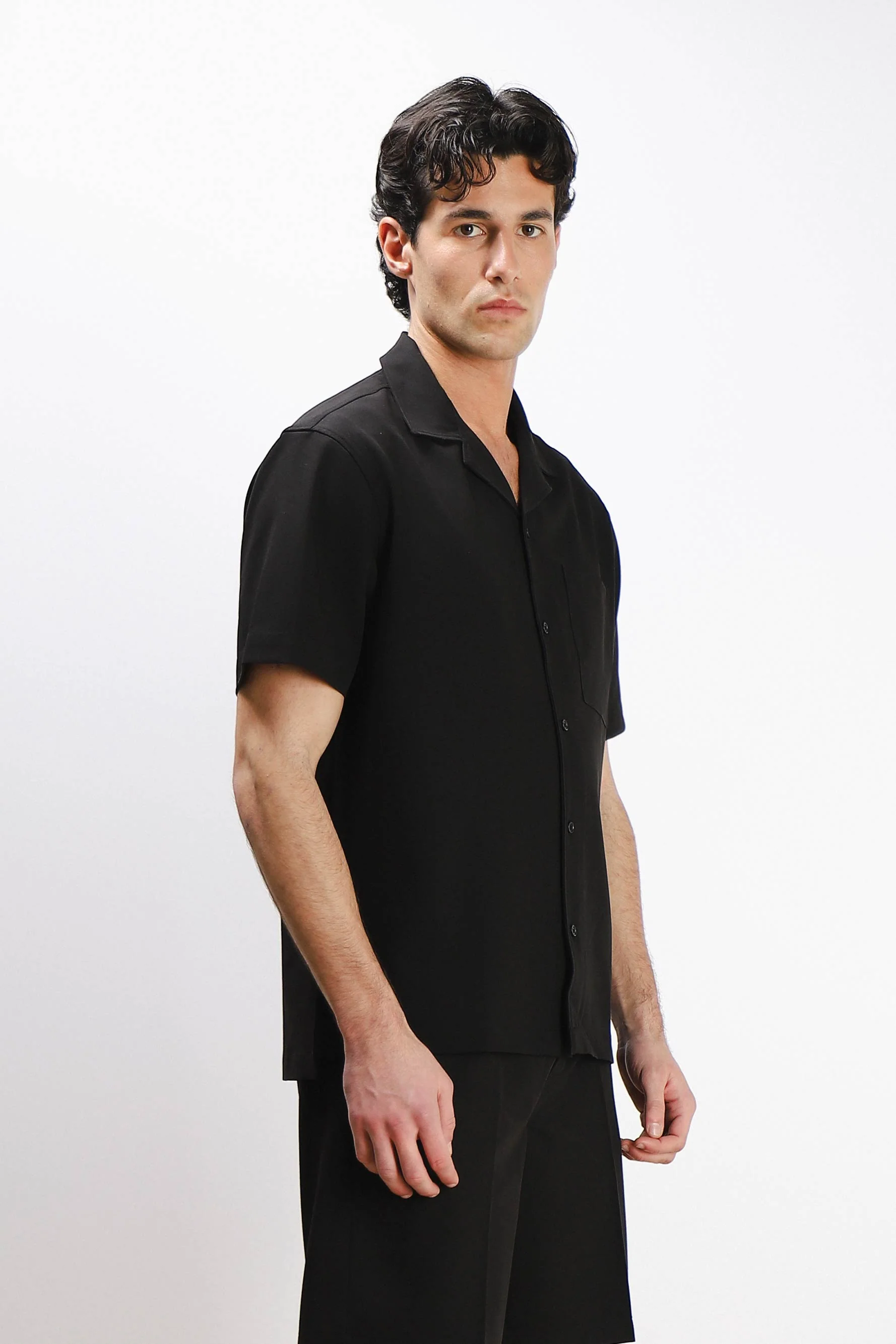 CAMICIA MEZZA MANICA COLLO BOWLING CON TASCHINO NERO - Image 3